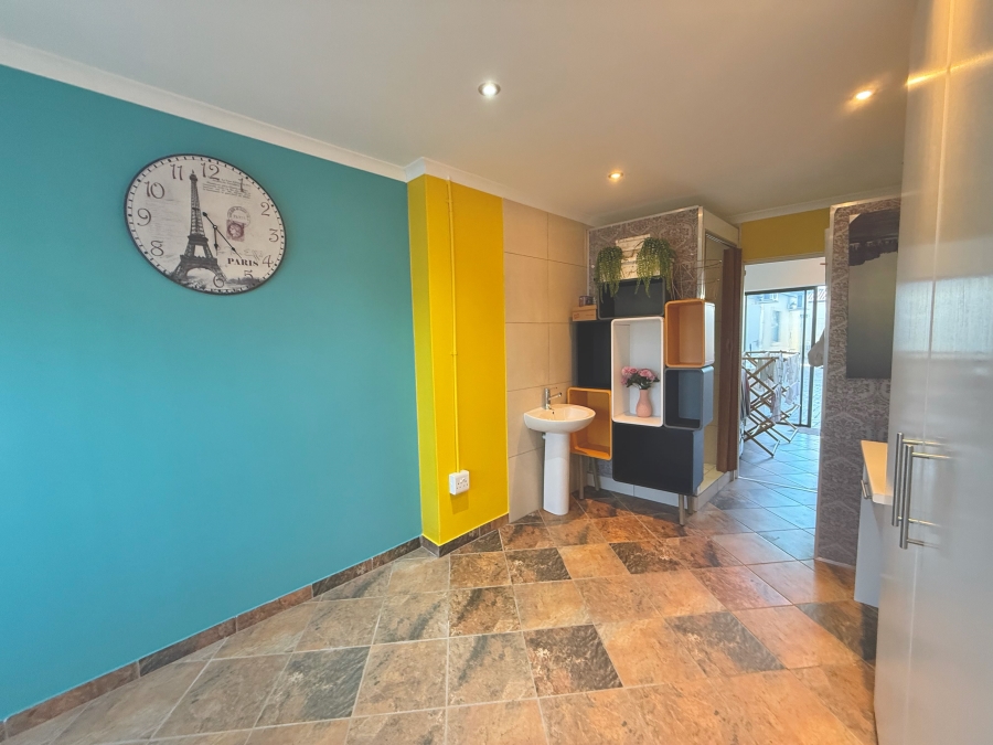 5 Bedroom Property for Sale in Parklands North Western Cape